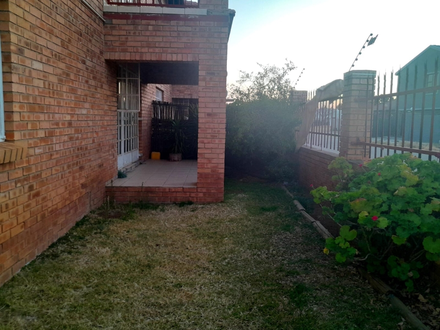 To Let 2 Bedroom Property for Rent in Flamwood North West